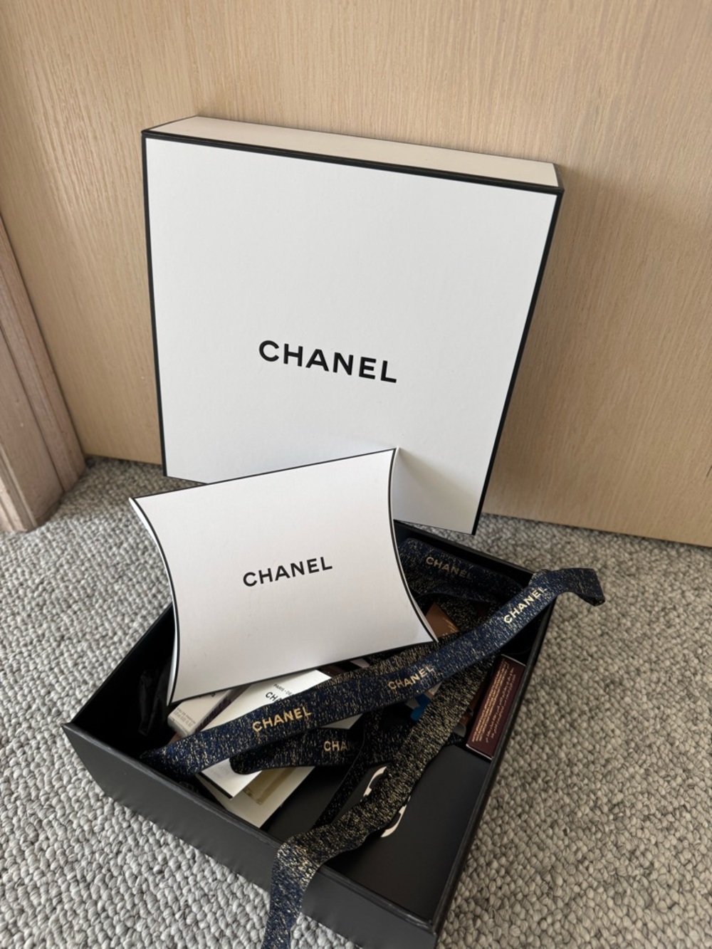 NEW! CHANEL Empty GIFT BOX 8.5X8.5X4 Chanel Cosmetic Sample Pillow Pack, Ribbon